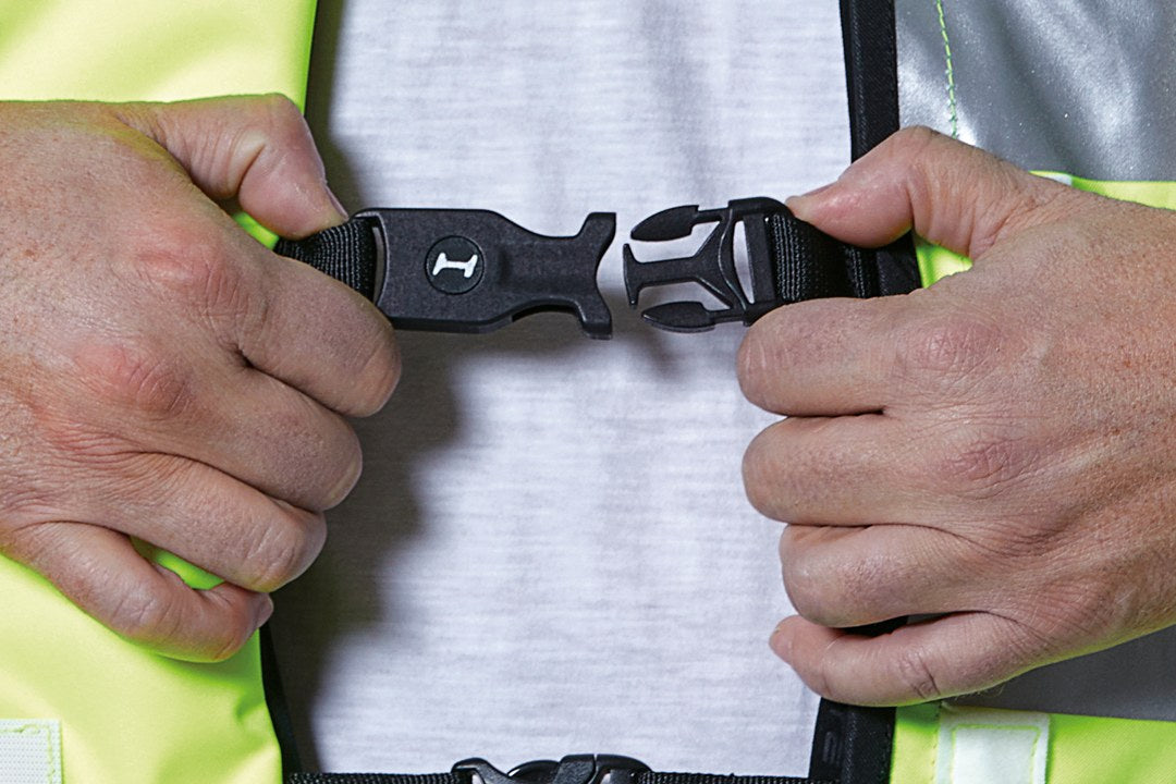 Hands clipping the Air'Fall buckle together, which switches the airbag on